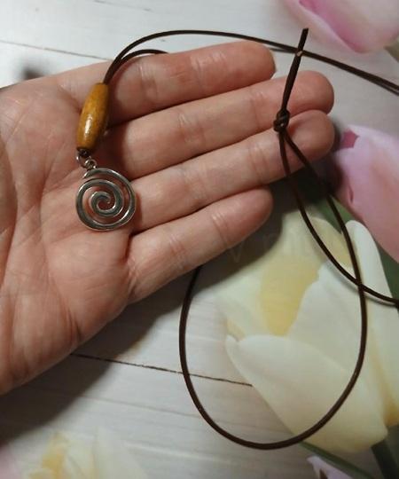 Šňůrkový náhrdelník spirála, dřevo - hovězí kůže (BD1032)