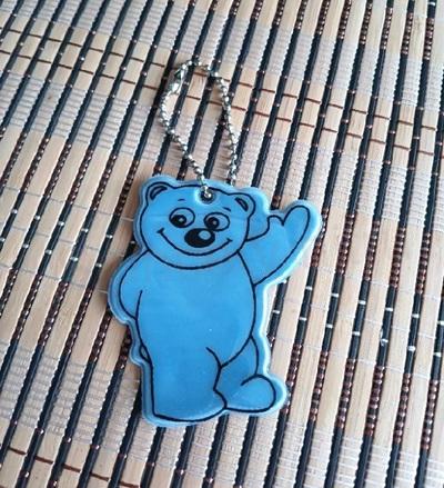 Klíčenka reflexní, fosforový medvídek bílý (E1057)