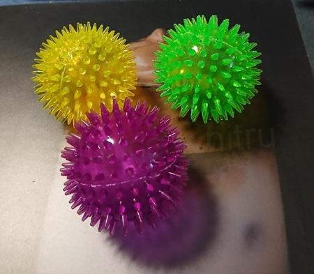 Svítící, pískací Antistresový míček - ježatý žlutý (D1149)