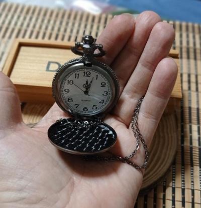 Kapesní cibulové hodinky s řetízkem - vlk, zaklínač, Geralt (H742)