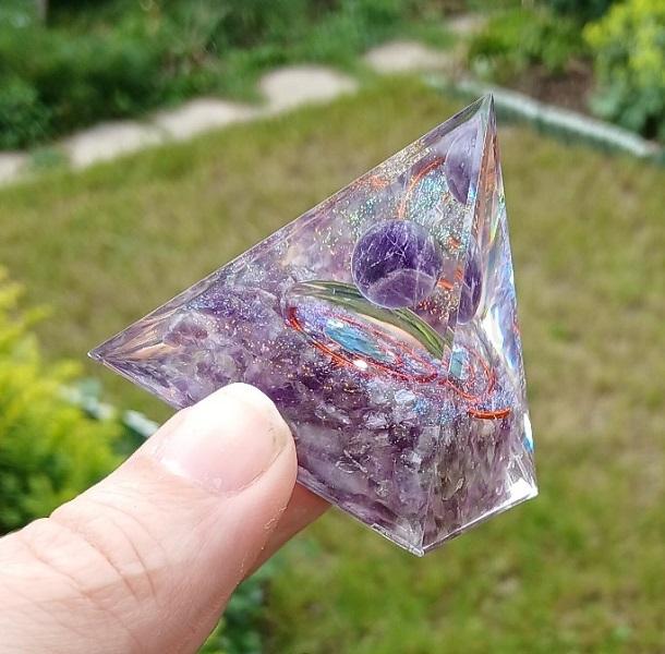 Orgonitová pyramida - ametystové pokušení 5,1 x 5 cm (PP218)