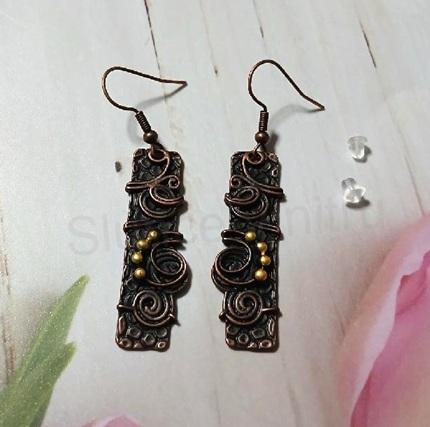 Kované visací náušnice s uměleckými detaily – bronzová barva (BB943)