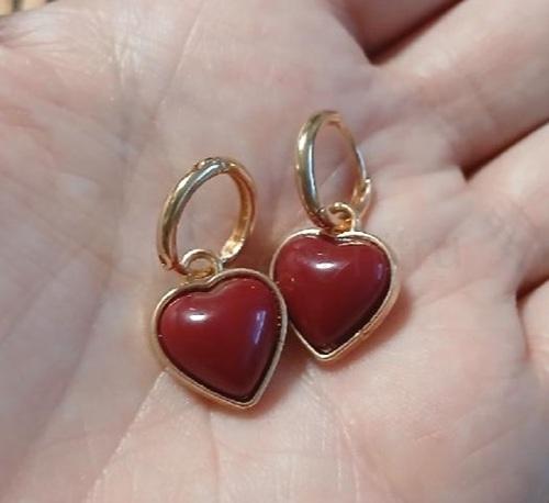 Náušnice se srdíčkem ve zlaté a červené barvě, kruhové zapínání (BB945)
