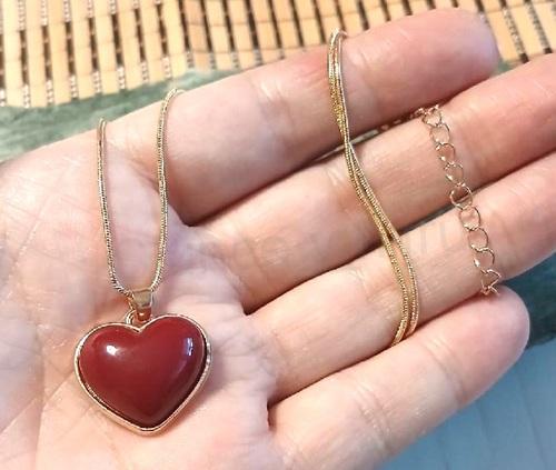 Řetízkový náhrdelník se srdíčkem ve zlaté a červené barvě (BD1041)