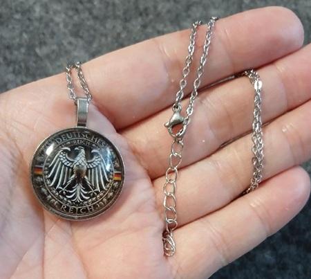 Řetízkový náhrdelník se stylizovanou orlicí – platinová barva (BD1045)