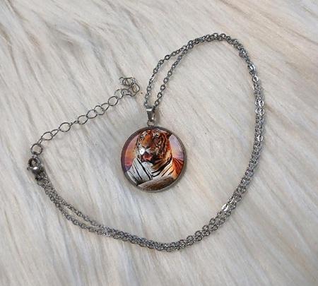 Řetízkový náhrdelník s přívěskem tygra – platinová barva (BD1046)