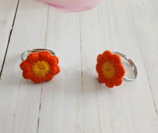 Nastavitelný prsten s oranžovou kytičkou – velikost 57 (BP594)