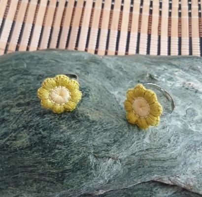 Nastavitelný prsten se zelenou kytičkou – velikost 57 (BP595)