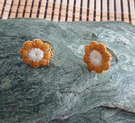 Nastavitelný prsten s tmavě žluto‑bílou kytičkou – velikost 57 (BP602)