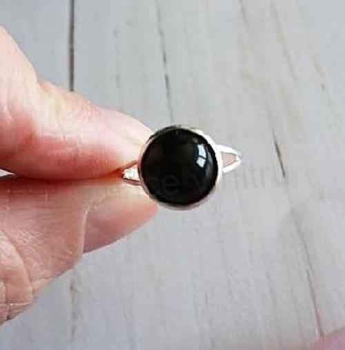 Nastavitelný prsten onyx, kámen 10 mm – velikost 55 (X2216)