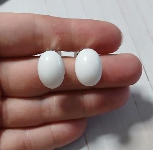 Náušnice klipsny z jabloneckého skla – kabošon bílé (BB964)