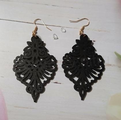 Dřevěné ozdobné náušnice – černé (BB970)