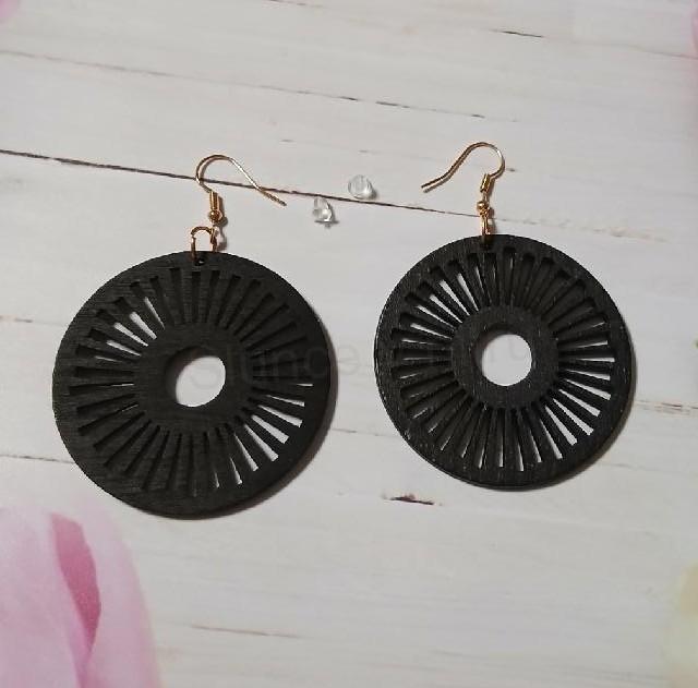 Dřevěné ozdobné náušnice – černé (BB968)