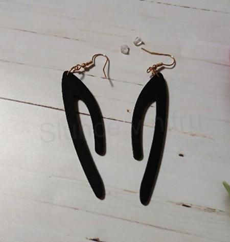 Dřevěné ozdobné náušnice – černé (BB974)