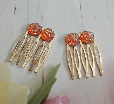 Hřeben do vlasů s růžovou perličkou – zlatý (H754)