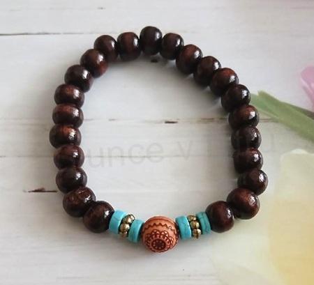 Korálkový dřevěný náramek s ozdobami hnědý, korálky 8 mm (BC653)