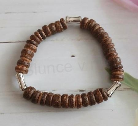 Korálkový kokosový dřevěný náramek hnědý s ozdobami, korálky 8 mm (BC654)