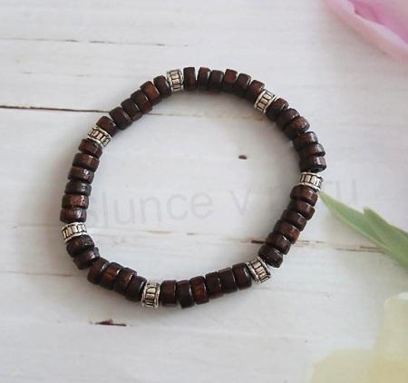 Korálkový dřevěný náramek hnědý s ozdobami, korálky 6,7 mm (BC661)