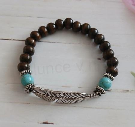 Korálkový dřevěný náramek s tyrkysem a peříčkem, korálky 8 mm (BC667)