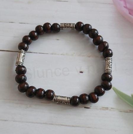 Korálkový dřevěný náramek s ozdobami, korálky 6,7 mm (BC668)