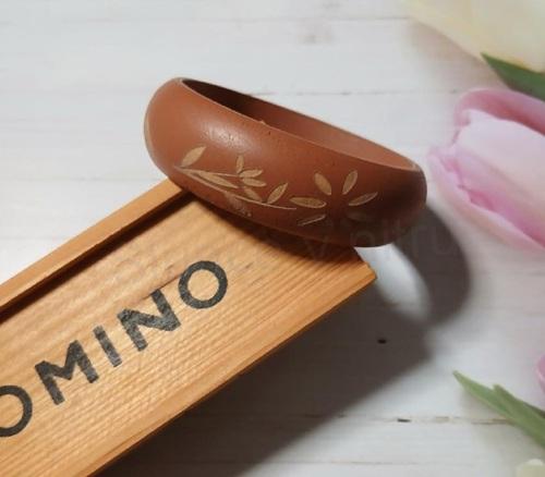 Dřevěný náramek hnědý ozdobný – obvod cca 20,7 cm (BC677)