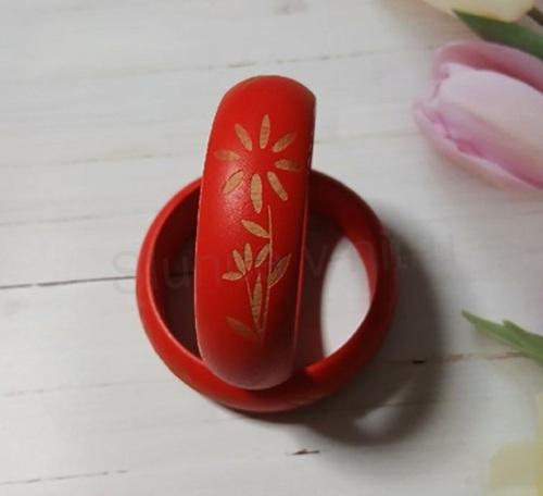 Dřevěný náramek červený ozdobný – obvod cca 20,7 cm (BC678)