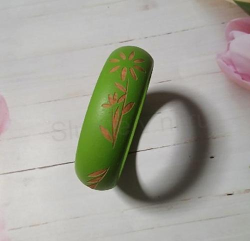 Dřevěný náramek zelený ozdobný – obvod cca 20,7 cm (BC679)
