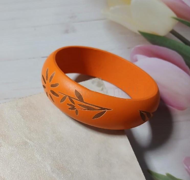 Dřevěný náramek oranžový ozdobný – obvod cca 20,7 cm (BC680)