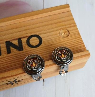 Náušnice klipsy tygr, kabošon 14 mm – nerez (BB1002)