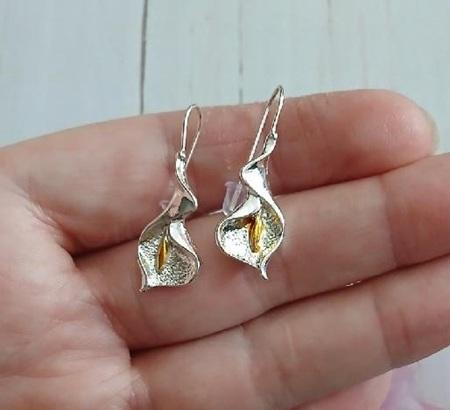 Visací postříbřené náušnice květina (BB1012)