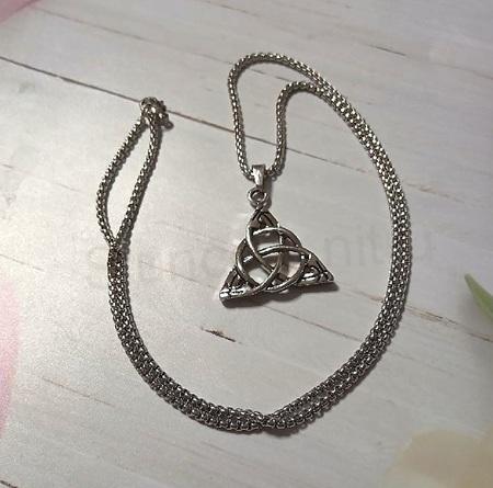 Nerezový náhrdelník – keltský triquetra uzel (BD1054)