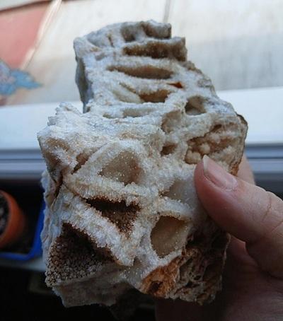 Mřížkový (Lamelární) křemen – Boxwork Quartz – sběratelská drúza (1250 g) (X2223)