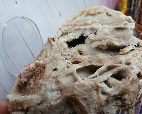 Mřížkový (Lamelární) křemen – Boxwork Quartz – sběratelská drúza (1500 g) (X2225)