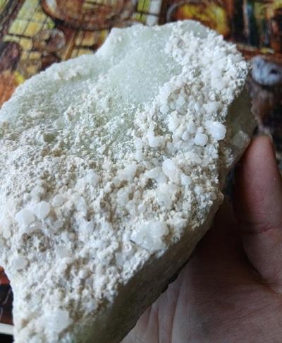 Minerální kámen chalcedon, prehnit drúza (1190 g) (X2238)