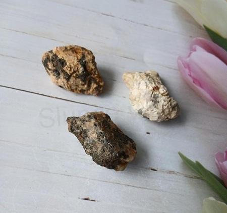 Minerální kámen turmalín–skoryl drúza (85 g) (X2250)