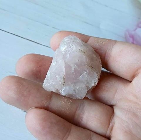 Minerální kámen surový růženín (37 g) (X2256)