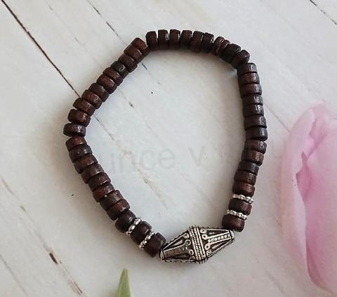 Korálkový dřevěný náramek s kovovou ozdobou, korálky 6,7 mm (BC692)