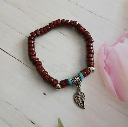 Korálkový dřevěný náramek s ozdobami, korálky 6,4 mm (BC700)