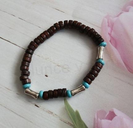 Korálkový dřevěný náramek s ozdobami, korálky 6,7 mm (BC709)