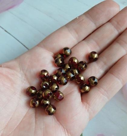 Skleněný korálek, polopozlacený fazetovaný lucerna, tmavě červený (AC693)