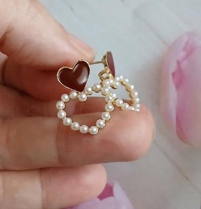 Puzetové visací náušnice – smaltované srdce (BB1013)