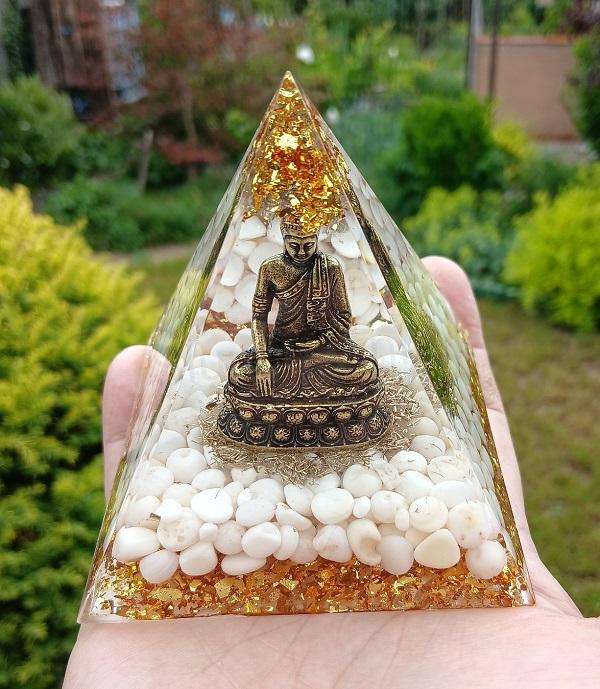 Harmonizační orgonitová pyramida 80×80 mm – Buddha s bílým jadeitem (PP226)