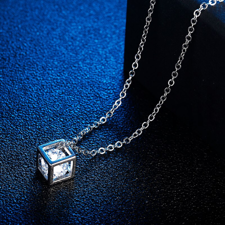 Postříbřený náhrdelník s přívěškem zirkon v kostce (BD92)