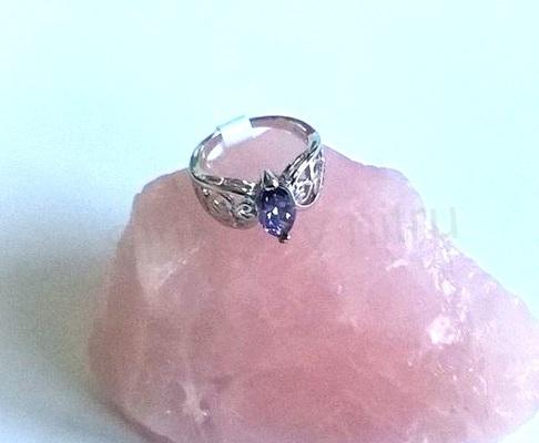 Prsten s fialovým broušeným zirkonem (BE98)