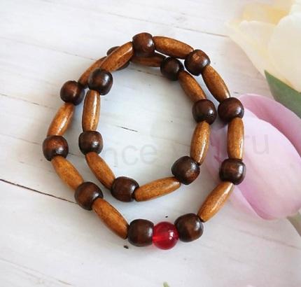 Dřevěný náhrdelník s granátem (BD115)