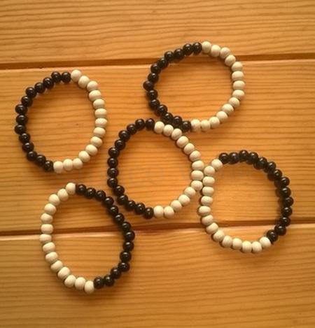 Etnický styl - Dřevěný korálkový náramek Jin a Jang (BC36)