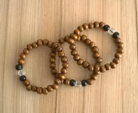 Dřevěný korálkový náramek s křišťálem (BC266)