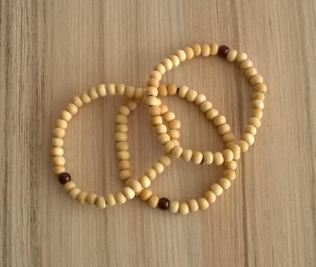 Dřevěný korálkový náramek s achátem 16 cm (BC279)