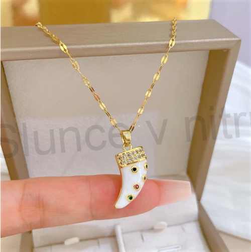 Náhrdelník z chirurgické oceli a vlčího zubu s kamínky (BD127)