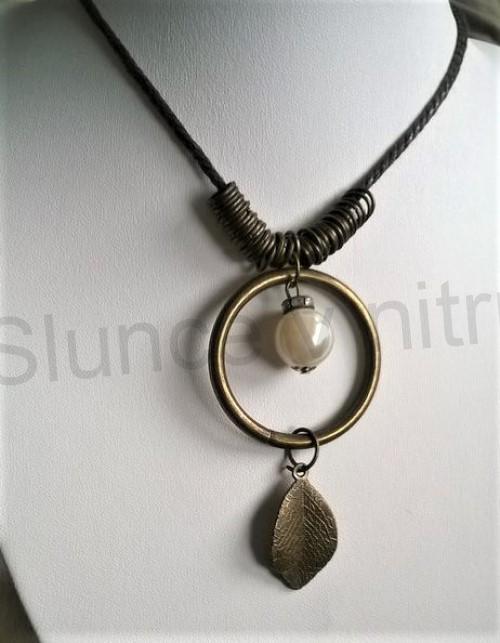 Dlouhý módní náhrdelník s kovovými ozdobami a perličkou (BD128)